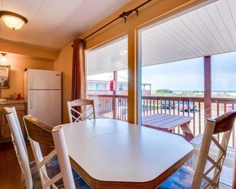 Getaway Oceanfront Lodging - Rockaway Beach - Comedor