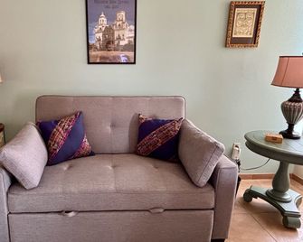 Bright & Cozy One Bedroom One Bath Villa in a 55+ Community - Green Valley - Wohnzimmer