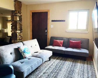 Majestic Hikers Retreat - Carlsbad - Living room