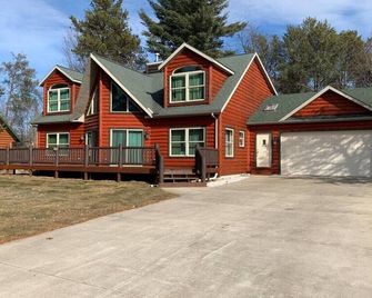 Knott's Berry Pines ( Rustic yet Modern Comfortable ) - Lake Delton - Building