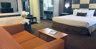 SureStay Plus Hotel by Best Western Redding - Redding - Bedroom