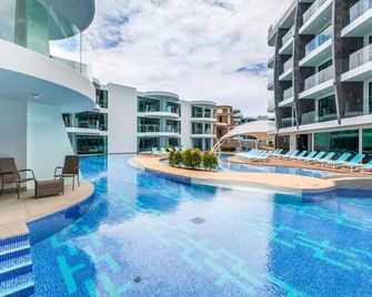 Absolute Twin Sands Resort & Spa - Patong - Uima-allas
