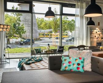Moxy Stuttgart Feuerbach - Stuttgart - Sala de estar