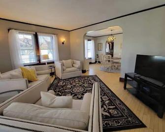 Spacious Bungalow- 20min To Wi Dells/Devils Lake - Portage