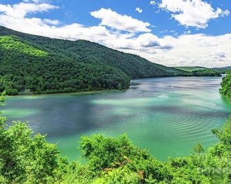 Jackson River Estate 3 dwellings on River w/ Pool sleeps 23 - Covington - Außenansicht