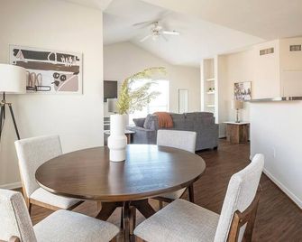 Landing | Stylish 2bd, Gym, Clubhouse - Pasadena - Dining room