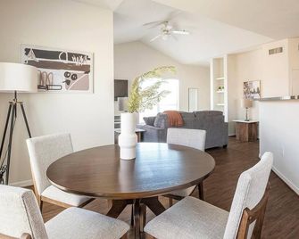 Landing | Stunning 2bd, Game Room, Clubhouse - Pasadena - Menjador