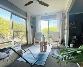 Stylish Small Ocean Homestay Near Deer Park Train Station - Deer Park - Living room