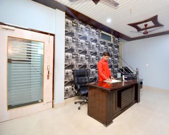 Hotel O Blue Sky Guest House - Kurukshetra - Front desk