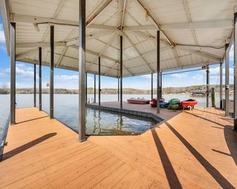 Secluded Lakefront Cabin Resort: 5400sqft 6BR, 5ba - Gretna - Piscina