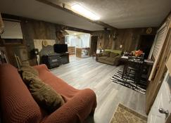 Rustic Family Cabin - Delancey - Living room