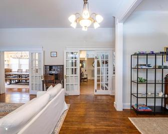 The Grey Swan Inn Llc - Blackstone - Living room