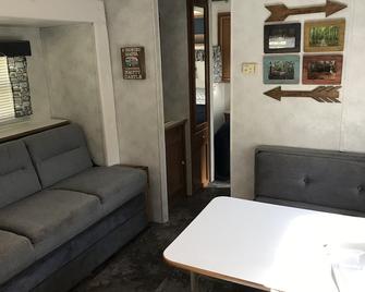 Platte-Camper in Woods w/FirePit & Hot Tub Access - Benzonia - Sala de estar