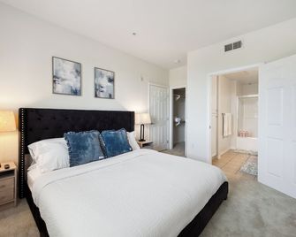 Cozy 2-bedroom apartment 7 min from Disneyland! Free parking and pool! - Orange - Bedroom