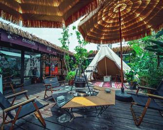 Chengdu Flipflop Hostel Poshpacker -Chun - צ'נגדו - פטיו