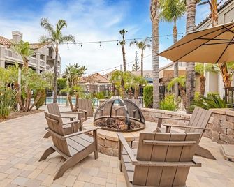 Ideal Mix Of Comfort And Value! Two Modern 2br Suites, Pool, Free Breakfast! - Los Angeles - Patio