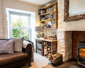 A gorgeous property right on the beach - perfect for families - Newport - Living room