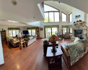 Bears Den: Year-round Comfortable 4-bdrm house on Lake Ripley in Cambridge WI - Cambridge - Sala de estar