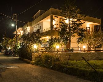 Savas Rooms - Palaiochora - Building