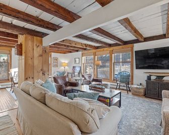 Spacious Farmhouse Estate Overlooking a Babbling Brook with hot tub - Campton - Wohnzimmer