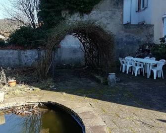 Apartment 2 steps from shops and marked footpaths - Fraize - Patio