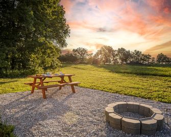 Iconic Tented Cabin with Fire Pit in Cassville, Missouri - Cassville - Innenhof
