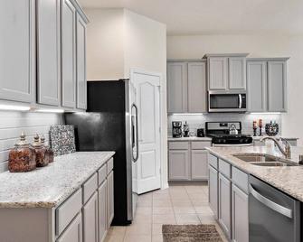 Nice Home in Kingwood with Open Space to Entertain - Humble - Cocina