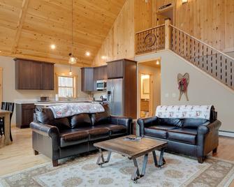 Spacious Cabin 10 Mi to Sunday River Skiing! - Bethel - Wohnzimmer