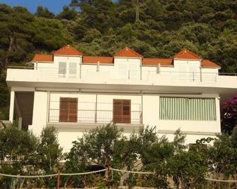Studio flat near beach Ubli, Lastovo (AS-8354-a) - Lastovo - Building