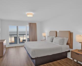 Breathtaking Gulf Facing Condo Hotel Suite - Clearwater Beach - Bedroom