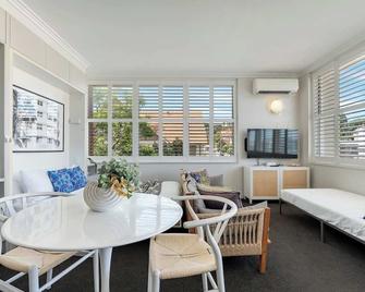 Bay Court Ii -spacious Studio Next To Hayes Beach - 奈圖爾灣 - 餐廳