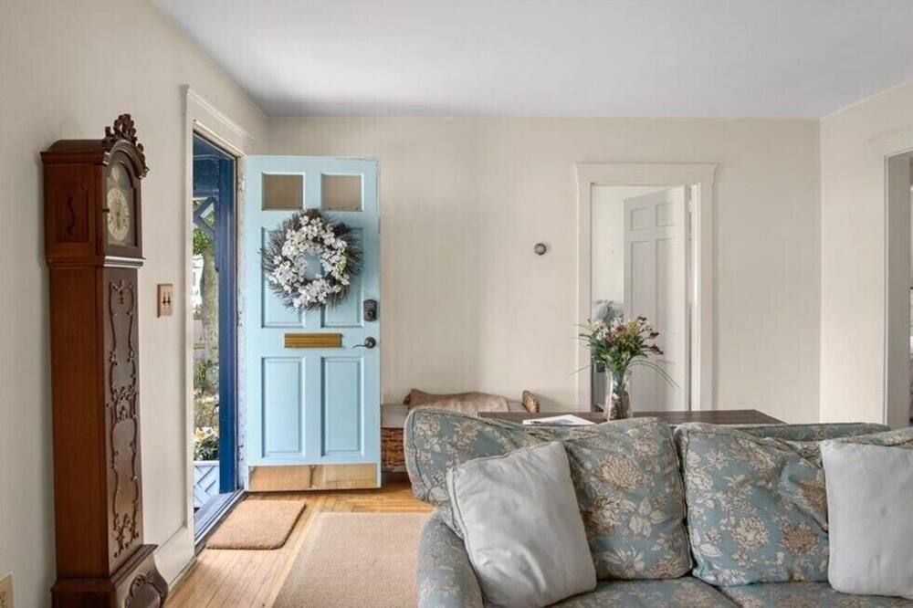 Newport, Pet Friendly 1 Bedroom Cottage. Walk To Water. Book Early & Save - Newport - Living room