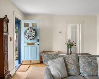 Point Cottage In Newport. 2 bedroom Pet Friendly Walk To Water Book Early & Save - Newport - Oturma odası