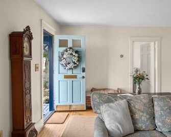 Newport, Pet Friendly 1 Bedroom Cottage. Walk To Water. Book Early & Save - Newport - Living room