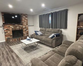 Guest suite in Kamloops - Kamloops - Living room