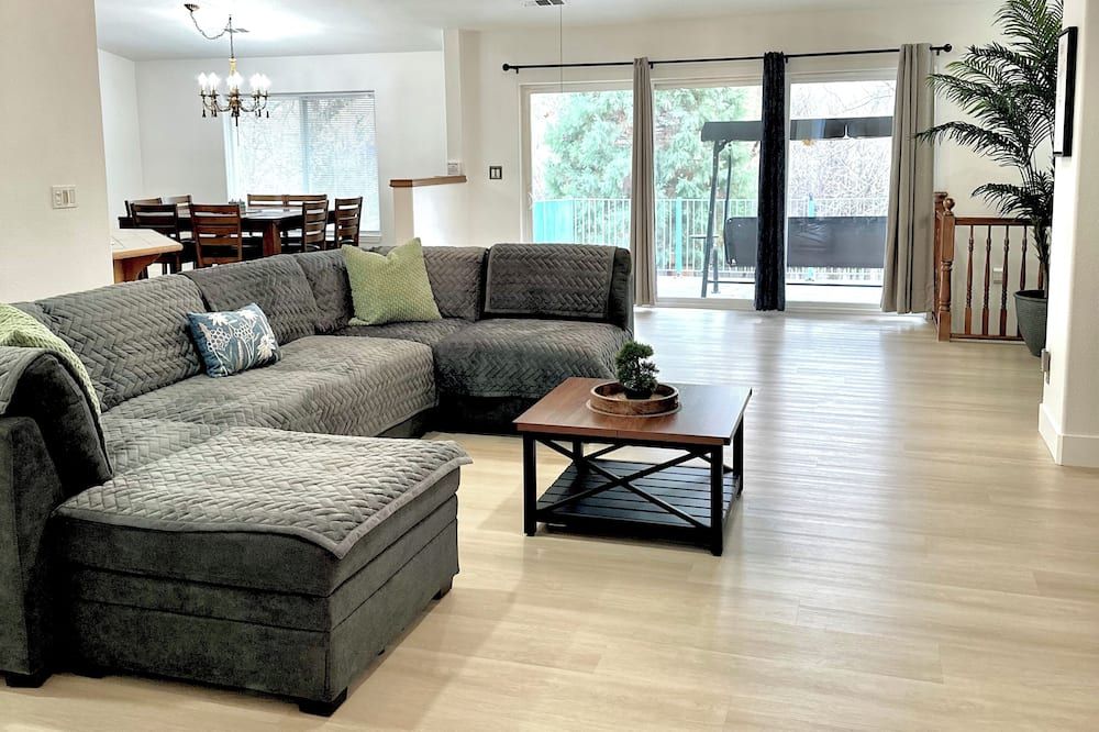 Spacious 3-bedroom home with balcony, office, and A/C - Yreka - Huiskamer