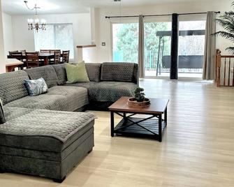 Spacious 3-bedroom vacation home just 7 minutes from Yreka city center - 이레카 - 거실