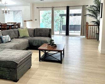 Spacious 3-bedroom home with balcony, office, and A/C - Yreka - Huiskamer
