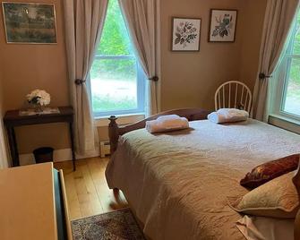 Skyeship House Condo with Hot Tub! - 1 Minute from Gondola - Sleeps 12 Easily - Bridgewater - Bedroom