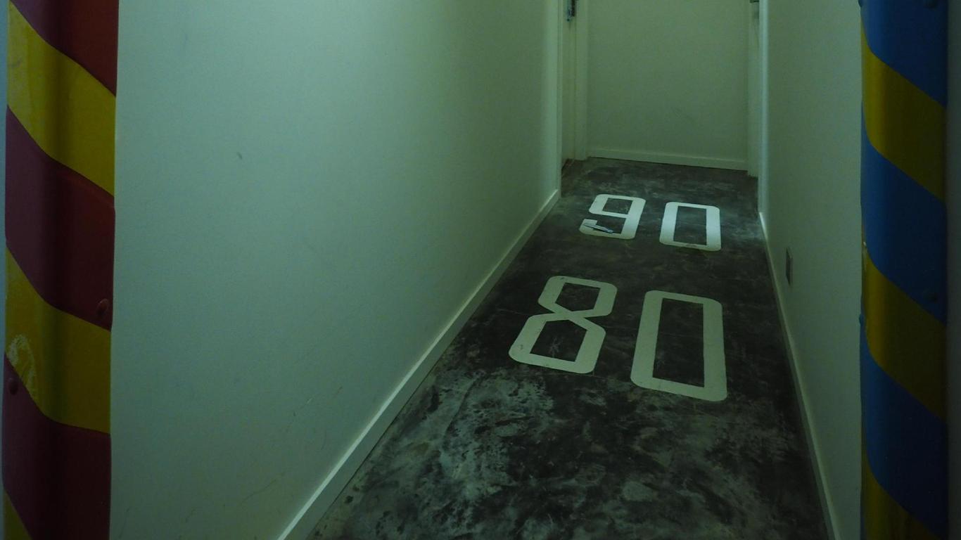 Panda's Hostel - Hot Dog Bus