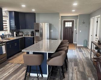 'On Lake Time' Cabin - Elwood - Kitchen