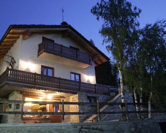 Chambres D'Hotes Les Fleurs - Pila - Edificio