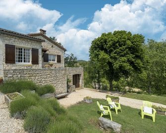 Holiday Home in Montclus near river - Montclus - Patio