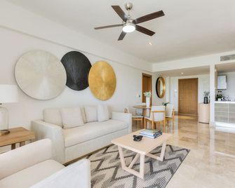 Comfortable 2-Bedroom Condo with AC and Direct Beach Club Entry - Cancún - Phòng khách