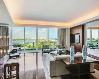 Totally Upgraded 5 Privately Managed Suite At The Ritz Carlton - Bal Harbour - Wohnzimmer