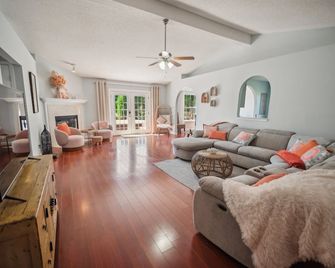 Pondside Perch - Your Waterfront Retreat 3 Bedroom Home - Jacksonville - Sala de estar