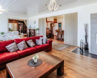 Holiday Home Patruunan juhla ja majoitus by Interhome - Loimaa - Sala de estar