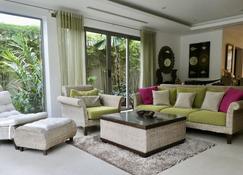 Award winning luxury Phuket pool villa. Walk to the beach. Professionally run. - Choeng Thale - Living room