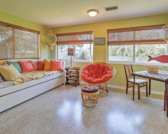 Dog-Friendly Ormond Beach Bungalow with Patio! - Ormond Beach - Sala de estar