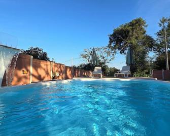 Alpinas Kamba - Paraguarí - Pool